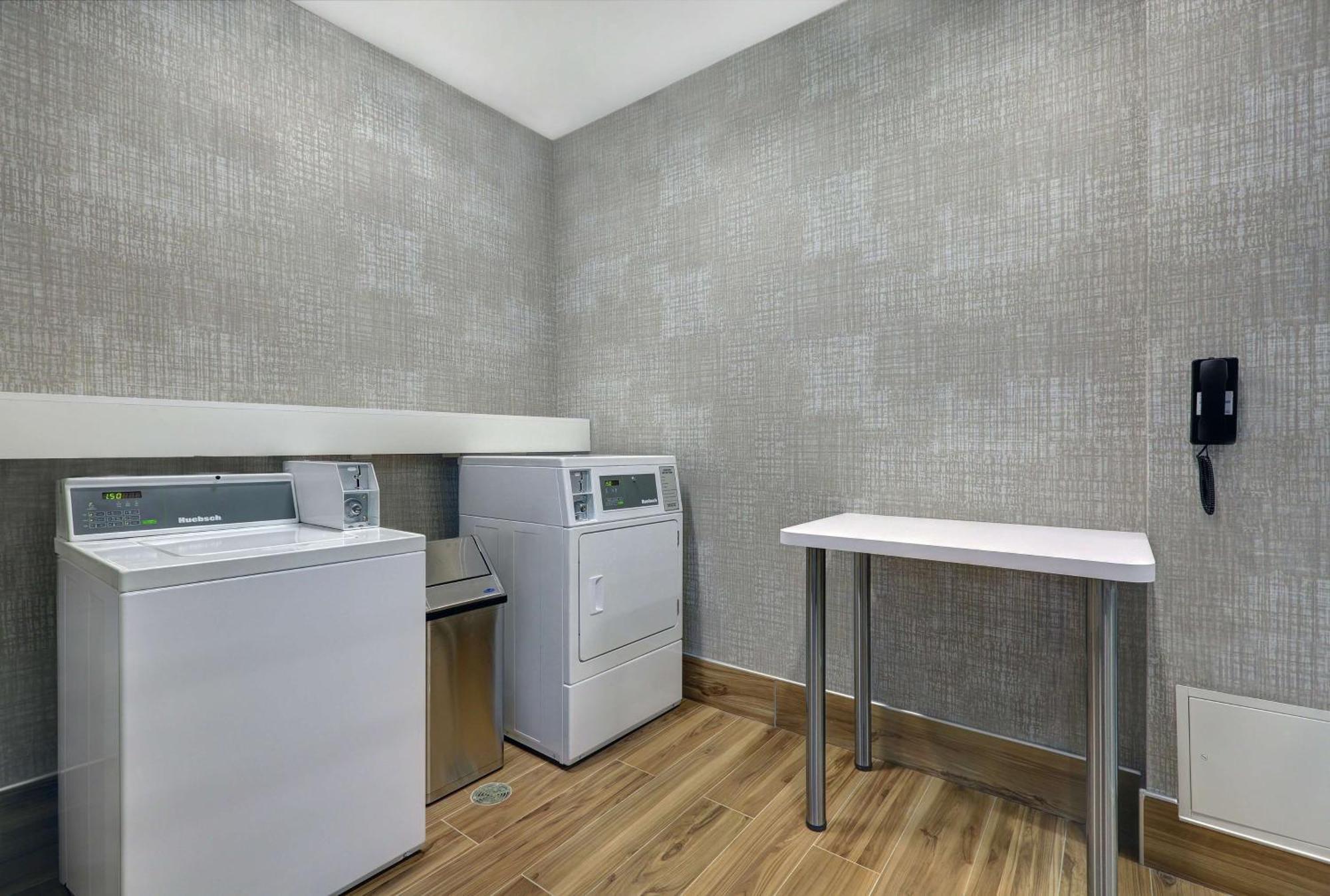 Hampton Inn ปีเตอร์บอร์โรว์ ภายนอก รูปภาพ