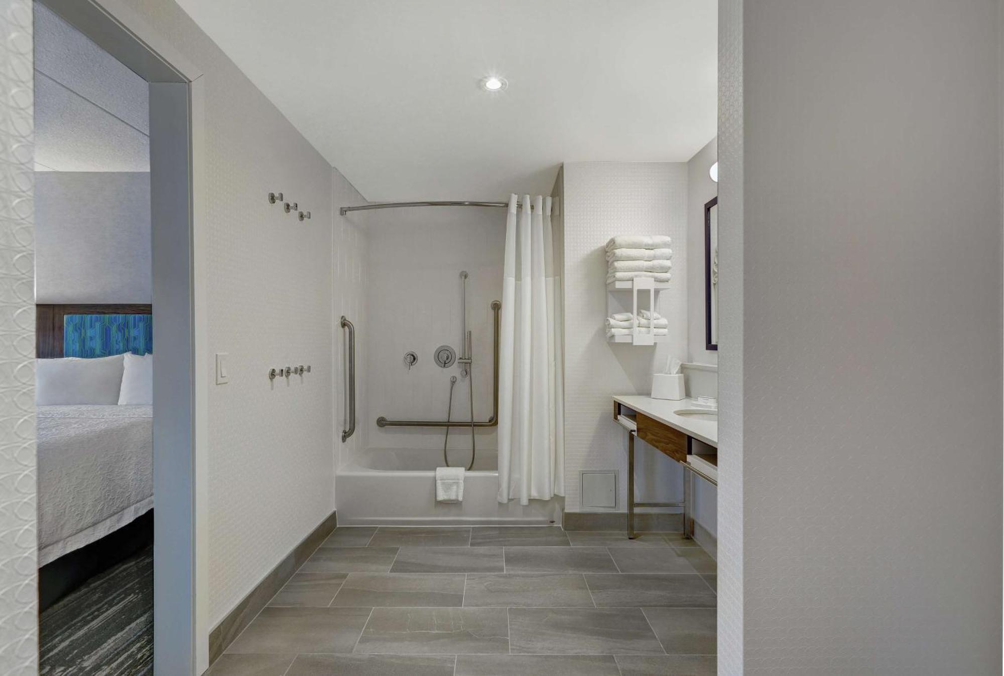 Hampton Inn ปีเตอร์บอร์โรว์ ภายนอก รูปภาพ